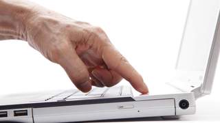 A Man Who's Never Used a Computer in His Life Tries Internet Explorer